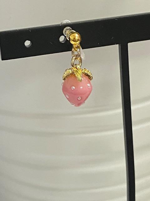 ハンドメイド いちごのチャームのノンホールピアス 樹脂イヤリング < 女性ファッション ハンドメイド いちごのチャームのノンホールピアス 樹脂イヤリング < 女性ファッションの