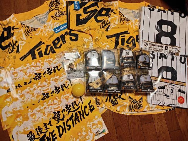 阪神タイガース スカーフ付チャームリュック Tシャツ ユニフォーム タオル クライマックスシリーズ 応援メッセージ ポスター < レジャー/スポーツ  阪神タイガース スカーフ付チャームリュック Tシャツ ユニフォーム タオル クライマックスシリーズ 応援メッセージ ポスター  < レジャー/スポーツの