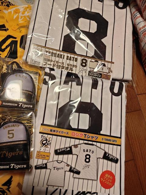 阪神タイガース スカーフ付チャームリュック Tシャツ ユニフォーム タオル クライマックスシリーズ 応援メッセージ ポスター < レジャー/スポーツ  阪神タイガース スカーフ付チャームリュック Tシャツ ユニフォーム タオル クライマックスシリーズ 応援メッセージ ポスター < レジャー/スポーツの