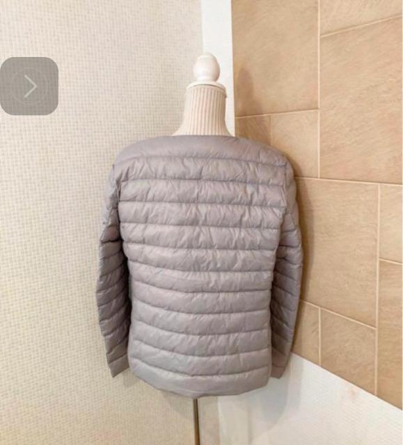 ダウン90% 薄手ダウンジャケット ボタン1つで丸首からV首に グレー < 女性ファッション ダウン90% 薄手ダウンジャケット ボタン1つで丸首からV首に グレー < 女性ファッションの