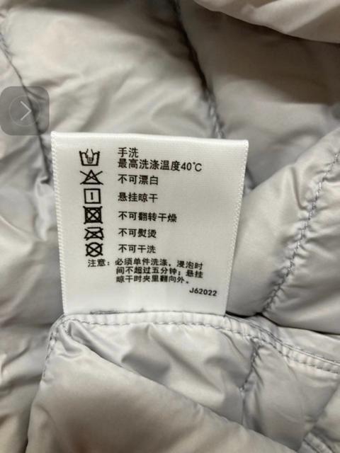 ダウン90% 薄手ダウンジャケット ボタン1つで丸首からV首に グレー < 女性ファッション ダウン90% 薄手ダウンジャケット ボタン1つで丸首からV首に グレー < 女性ファッションの