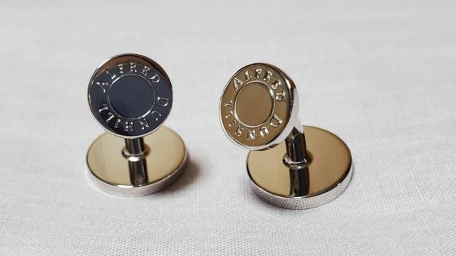 正規未 アルフレッドダンヒル ADロゴ×dエンブレム カフス ミニマルカフリンクス Wラウンドボタン < ブランド  正規未 アルフレッドダンヒル ADロゴ×dエンブレム カフス ミニマルカフリンクス Wラウンドボタン < ブランドの
