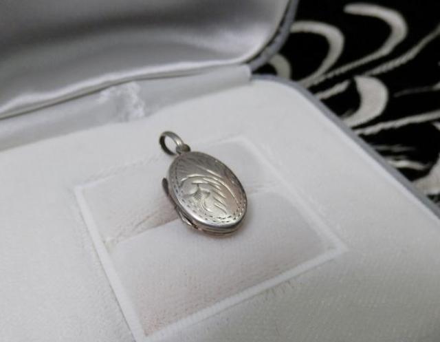 ■■注目■■ 手彫りの繊細さが映える、セミアンティーク! < 女性アクセサリー/時計  ■■注目■■ 手彫りの繊細さが映える、セミアンティーク!  < 女性アクセサリー/時計の