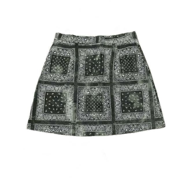 UGG 美品 バンダナ 総柄 フロントボタン ミニ スカート < 女性ファッション UGG 美品 バンダナ 総柄 フロントボタン ミニ スカート < 女性ファッションの