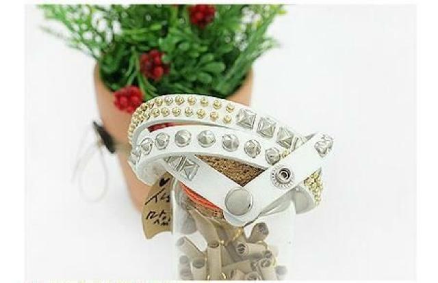 スタッズブレス☆GOLD&メタル☆上質WHITEレザー < 女性アクセサリー/時計  スタッズブレス☆GOLD&メタル☆上質WHITEレザー  < 女性アクセサリー/時計の