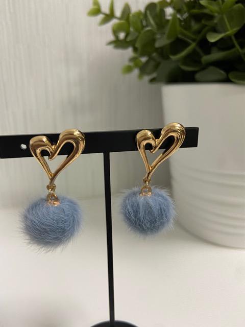 最終値下げ ハンドメイド フェイクファーボールのハートのピアス くすんだブルー < 女性ファッション  最終値下げ ハンドメイド フェイクファーボールのハートのピアス くすんだブルー  < 女性ファッションの