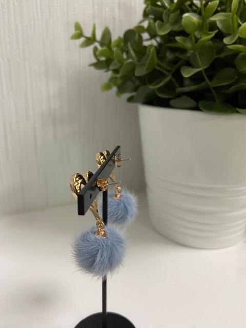 最終値下げ ハンドメイド フェイクファーボールのハートのピアス くすんだブルー < 女性ファッション  最終値下げ ハンドメイド フェイクファーボールのハートのピアス くすんだブルー < 女性ファッションの