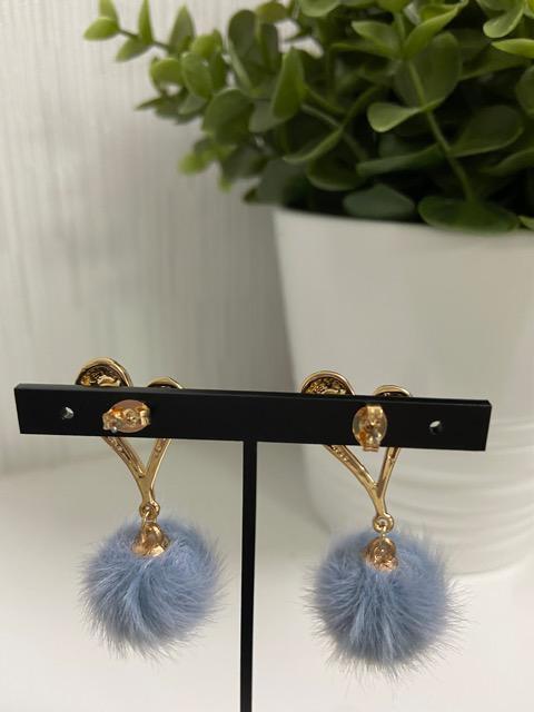 最終値下げ ハンドメイド フェイクファーボールのハートのピアス くすんだブルー < 女性ファッション  最終値下げ ハンドメイド フェイクファーボールのハートのピアス くすんだブルー < 女性ファッションの