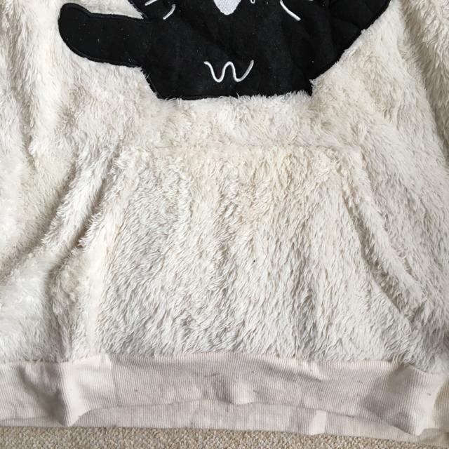 黒猫キャラワッペン&クマ耳シャギーボアパーカープルオーバー白 < 女性ファッション 黒猫キャラワッペン&クマ耳シャギーボアパーカープルオーバー白 < 女性ファッションの