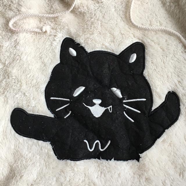 黒猫キャラワッペン&クマ耳シャギーボアパーカープルオーバー白 < 女性ファッション 黒猫キャラワッペン&クマ耳シャギーボアパーカープルオーバー白 < 女性ファッションの