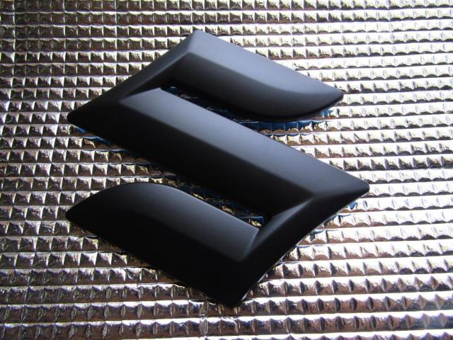 ● SUZUKI ジムニーJB64/74 Fグリル専用 MAD BLACK マッドブラック 軽量ABS製 エンブレム新品! < 自動車/バイク ● SUZUKI ジムニーJB64/74 Fグリル専用 MAD BLACK マッドブラック 軽量ABS製 エンブレム新品! < 自動車/バイク