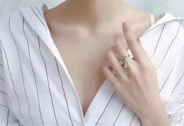 残り1個 早い者勝ち300円★超人気小さな雨滴柄 指輪 ネックレスにも可能 11号 < 女性アクセサリー/時計  残り1個 早い者勝ち300円★超人気小さな雨滴柄 指輪 ネックレスにも可能 11号 < 女性アクセサリー/時計の