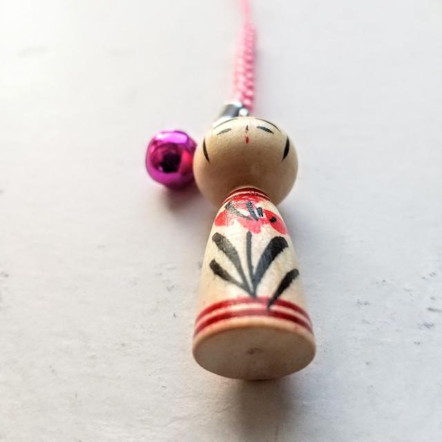 こけし 根付 ストラップ ピンク色紐 < おもちゃ  こけし 根付 ストラップ ピンク色紐 < おもちゃの
