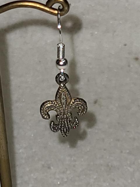 送料無料/シルバー925ダメージ加工ユリモチーフフックピアス片耳用 < 男性アクセサリー/時計 送料無料/シルバー925ダメージ加工ユリモチーフフックピアス片耳用 < 男性アクセサリー/時計の