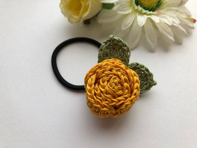 ハンドメイド ヘアゴム ブローチ 巻き巻き薔薇 マスタード < 女性ファッション  ハンドメイド ヘアゴム ブローチ 巻き巻き薔薇 マスタード  < 女性ファッションの