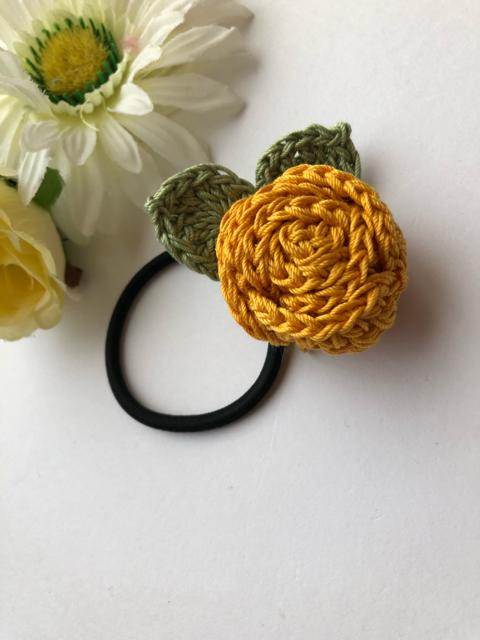ハンドメイド ヘアゴム ブローチ 巻き巻き薔薇 マスタード < 女性ファッション  ハンドメイド ヘアゴム ブローチ 巻き巻き薔薇 マスタード < 女性ファッションの