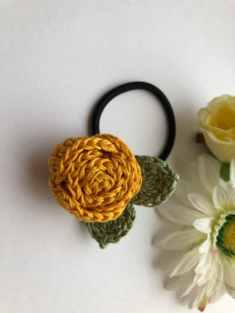 ハンドメイド ヘアゴム ブローチ 巻き巻き薔薇 マスタード < 女性ファッション  ハンドメイド ヘアゴム ブローチ 巻き巻き薔薇 マスタード < 女性ファッションの