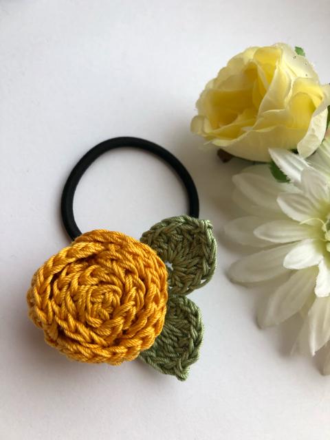 ハンドメイド ヘアゴム ブローチ 巻き巻き薔薇 マスタード < 女性ファッション  ハンドメイド ヘアゴム ブローチ 巻き巻き薔薇 マスタード < 女性ファッションの