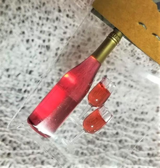 ミニチュア★赤ワイン&ワイングラス2個セット★白ワインもございます★リカちゃんハウスやシルバニアにも★ < おもちゃ  ミニチュア★赤ワイン&ワイングラス2個セット★白ワインもございます★リカちゃんハウスやシルバニアにも★ < おもちゃの