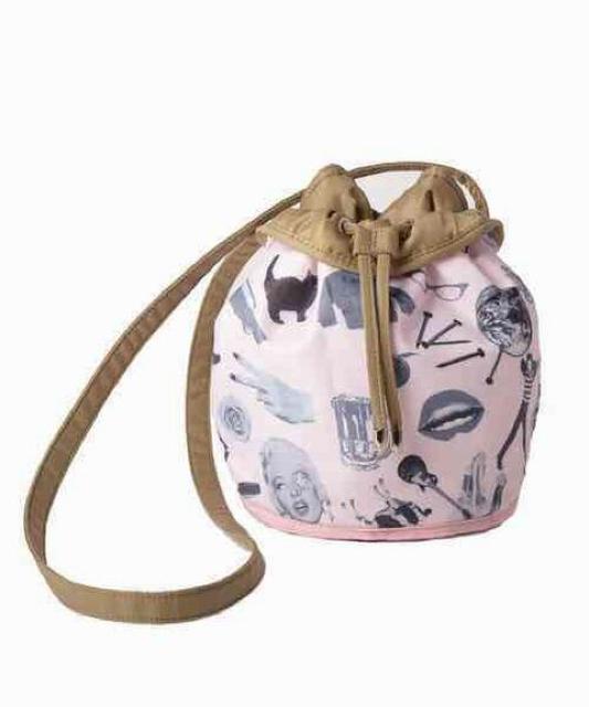 キャセリーニ×高橋愛コラボ・猫刺繍リバーシブル巾着バッグ < ブランド  キャセリーニ×高橋愛コラボ・猫刺繍リバーシブル巾着バッグ < ブランドの