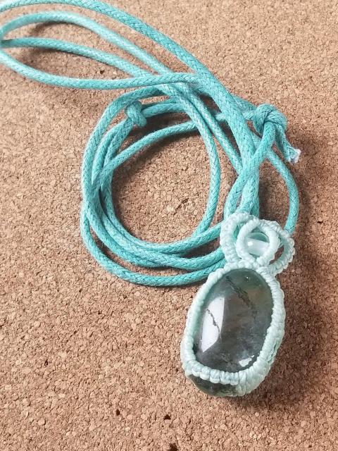 マクラメ編みペンダントトップ.フローライト < 女性アクセサリー/時計 マクラメ編みペンダントトップ.フローライト < 女性アクセサリー/時計の