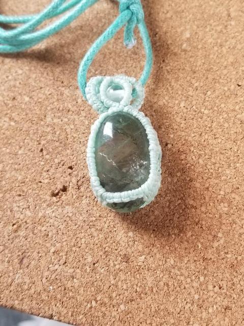 マクラメ編みペンダントトップ.フローライト < 女性アクセサリー/時計 マクラメ編みペンダントトップ.フローライト < 女性アクセサリー/時計の