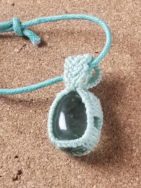 マクラメ編みペンダントトップ.フローライト < 女性アクセサリー/時計 マクラメ編みペンダントトップ.フローライト < 女性アクセサリー/時計の