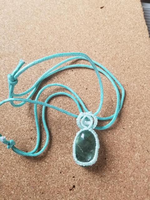 マクラメ編みペンダントトップ.フローライト < 女性アクセサリー/時計 マクラメ編みペンダントトップ.フローライト < 女性アクセサリー/時計の