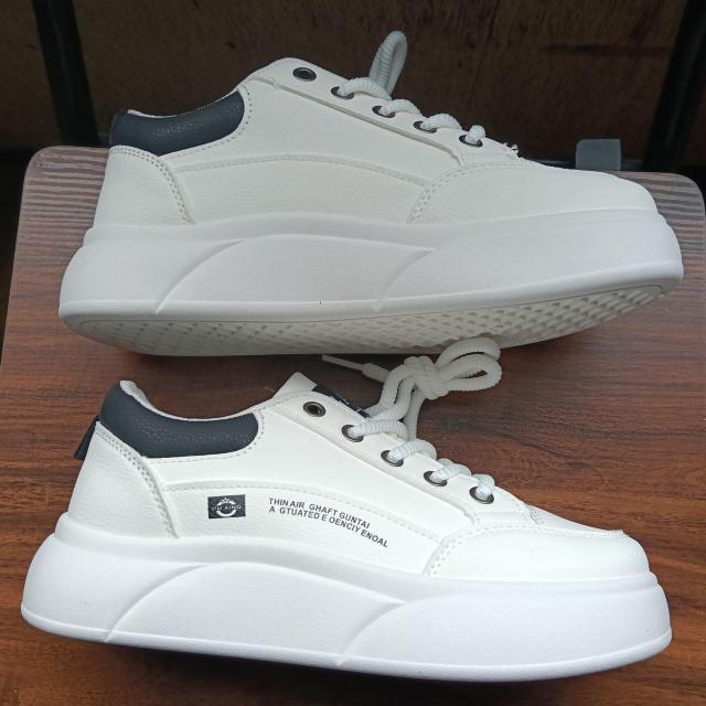 新品 23.5cm レディース スニーカー ホワイト シューズ 靴 カジュアル < 女性ファッション 新品 23.5cm レディース スニーカー ホワイト シューズ 靴 カジュアル < 女性ファッションの