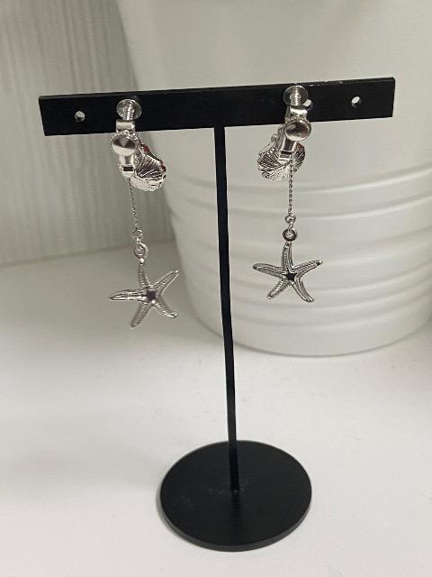 ハンドメイド パールシェルチャームとヒトデのチャームを使用したイヤリング < 女性ファッション  ハンドメイド パールシェルチャームとヒトデのチャームを使用したイヤリング < 女性ファッションの