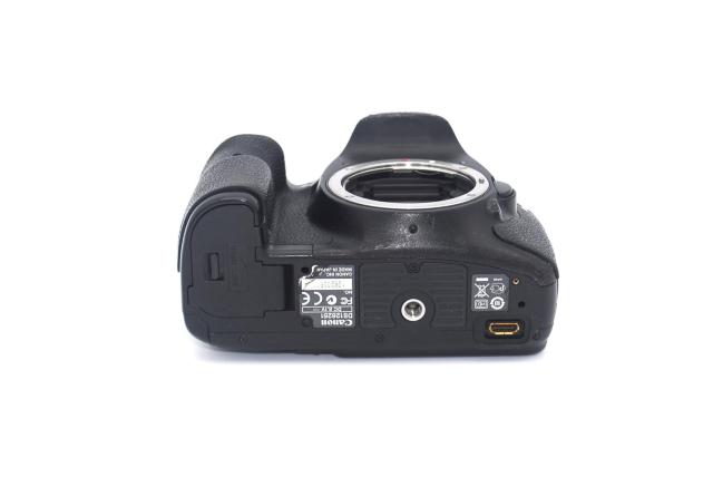 APS-C჌tJ̍ŏʋ@Canon 7D {fB  Ɠd/AV 