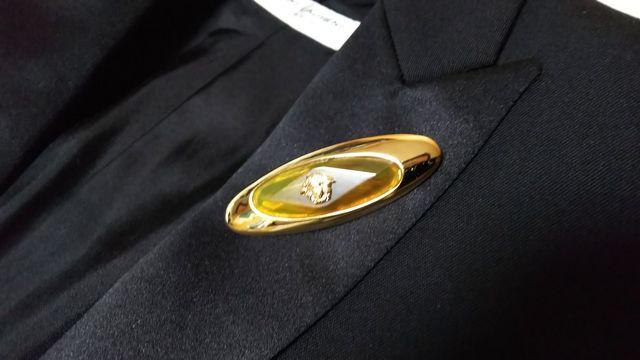 正規新古 レア ヴェルサーチ オールド メデューサロゴ×ダイヤクリスタルブローチ ゴールド×イエロー 付属有 < ブランド  正規新古 レア ヴェルサーチ オールド メデューサロゴ×ダイヤクリスタルブローチ ゴールド×イエロー 付属有 < ブランドの