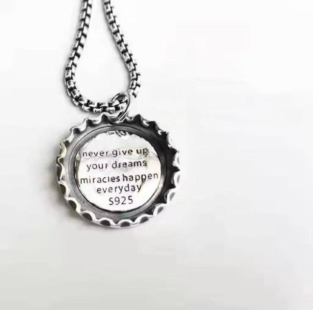 新品 コカコーラ 王冠 チェーン付き ネックレス フタ 栓 蓋 S925 < 男性アクセサリー/時計 新品 コカコーラ 王冠 チェーン付き ネックレス フタ 栓 蓋 S925 < 男性アクセサリー/時計の