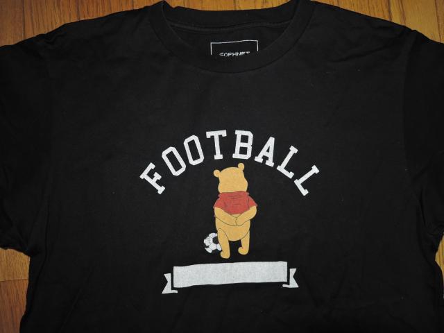 SOPHNET. �\�t�l�b�g �~ DISNEY �f�B�Y�j�[ T�V���c L �� �N�}�̃v�[���� �J�b�g�\�[ FOOTBALL �� �u�����h�� 