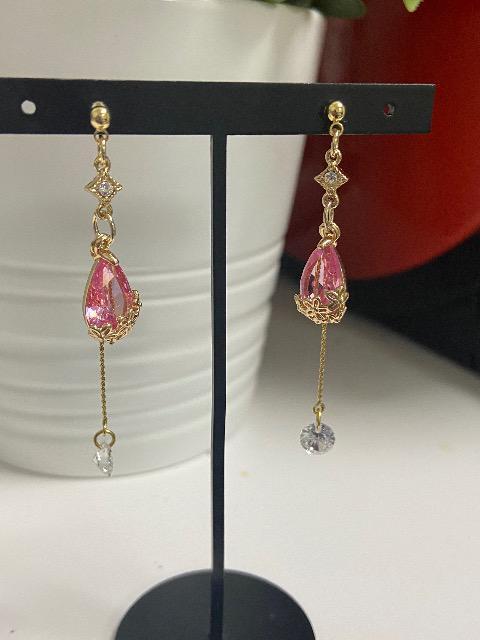 ハンドメイド しずくのチャームとデザインチャームを使用したピアス ピンク < 女性ファッション  ハンドメイド しずくのチャームとデザインチャームを使用したピアス ピンク  < 女性ファッションの