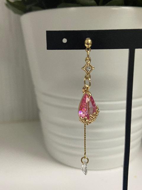ハンドメイド しずくのチャームとデザインチャームを使用したピアス ピンク < 女性ファッション  ハンドメイド しずくのチャームとデザインチャームを使用したピアス ピンク < 女性ファッションの
