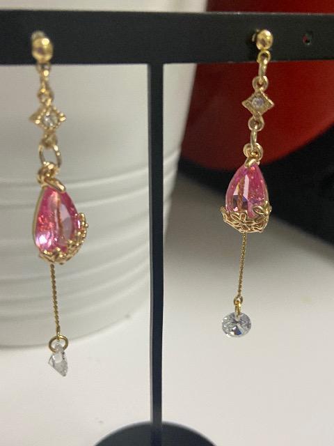 ハンドメイド しずくのチャームとデザインチャームを使用したピアス ピンク < 女性ファッション  ハンドメイド しずくのチャームとデザインチャームを使用したピアス ピンク < 女性ファッションの