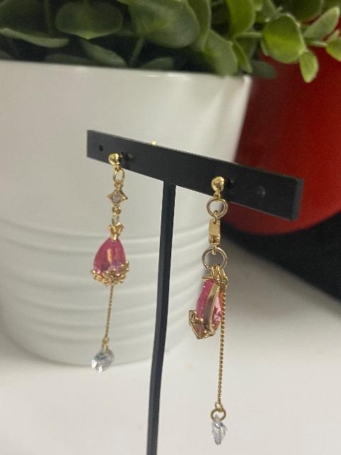 ハンドメイド しずくのチャームとデザインチャームを使用したピアス ピンク < 女性ファッション  ハンドメイド しずくのチャームとデザインチャームを使用したピアス ピンク < 女性ファッションの