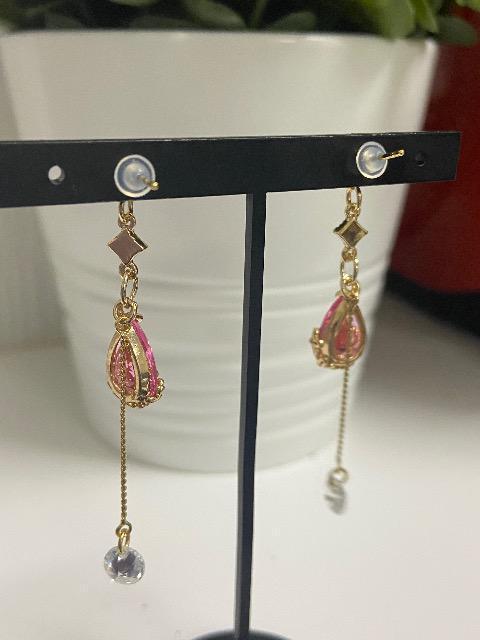 ハンドメイド しずくのチャームとデザインチャームを使用したピアス ピンク < 女性ファッション  ハンドメイド しずくのチャームとデザインチャームを使用したピアス ピンク < 女性ファッションの