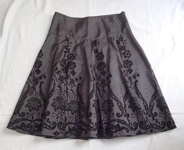 ◆ZARA BASIC  ザラベイシック/綺麗め通勤着 上品丈 フレアスカート フラワープリント柄/ブラック/サイズS < 女性ファッション  ◆ZARA BASIC  ザラベイシック/綺麗め通勤着 上品丈 フレアスカート フラワープリント柄/ブラック/サイズS < 女性ファッションの