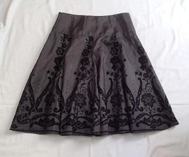 ◆ZARA BASIC  ザラベイシック/綺麗め通勤着 上品丈 フレアスカート フラワープリント柄/ブラック/サイズS < 女性ファッション  ◆ZARA BASIC  ザラベイシック/綺麗め通勤着 上品丈 フレアスカート フラワープリント柄/ブラック/サイズS < 女性ファッションの