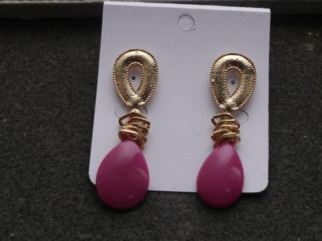 新品アンティーク調ピアス < 女性アクセサリー/時計 新品アンティーク調ピアス < 女性アクセサリー/時計の