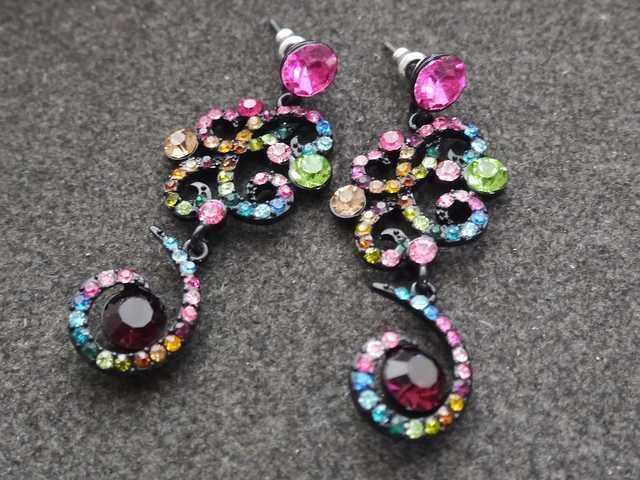 新品アンティーク調MIXカラーストーンピアス < 女性アクセサリー/時計  新品アンティーク調MIXカラーストーンピアス  < 女性アクセサリー/時計の