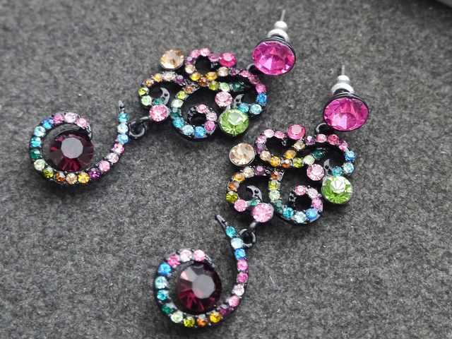 新品アンティーク調MIXカラーストーンピアス < 女性アクセサリー/時計  新品アンティーク調MIXカラーストーンピアス < 女性アクセサリー/時計の