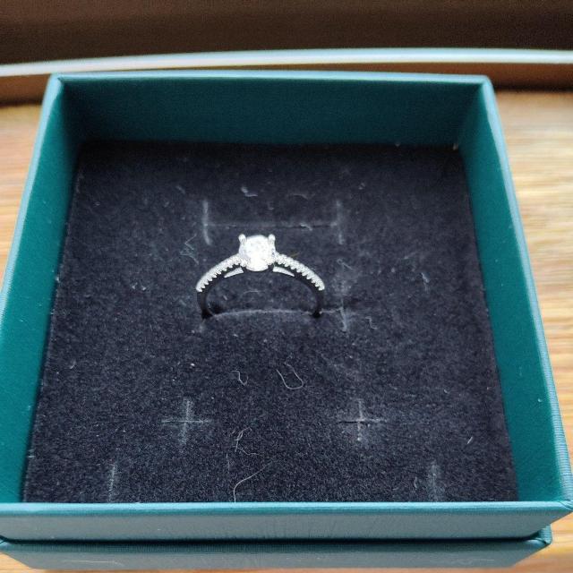 モアサナイトリング < 女性アクセサリー/時計  モアサナイトリング < 女性アクセサリー/時計の