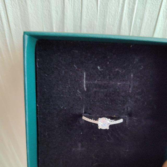 モアサナイトリング < 女性アクセサリー/時計  モアサナイトリング < 女性アクセサリー/時計の