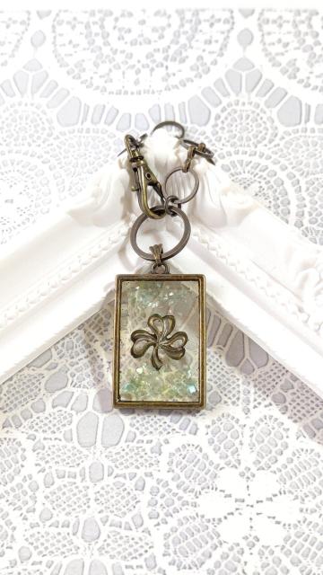 クローバーとライトグリーンのシェルのバッグチャーム  レジン  ハンドメイド < 女性ファッション  クローバーとライトグリーンのシェルのバッグチャーム  レジン  ハンドメイド  < 女性ファッションの