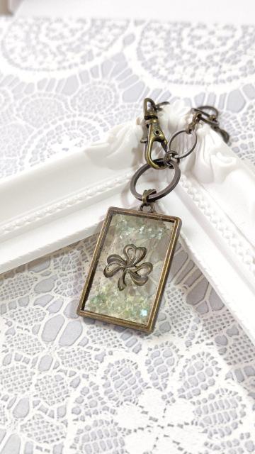 クローバーとライトグリーンのシェルのバッグチャーム  レジン  ハンドメイド < 女性ファッション  クローバーとライトグリーンのシェルのバッグチャーム  レジン  ハンドメイド < 女性ファッションの