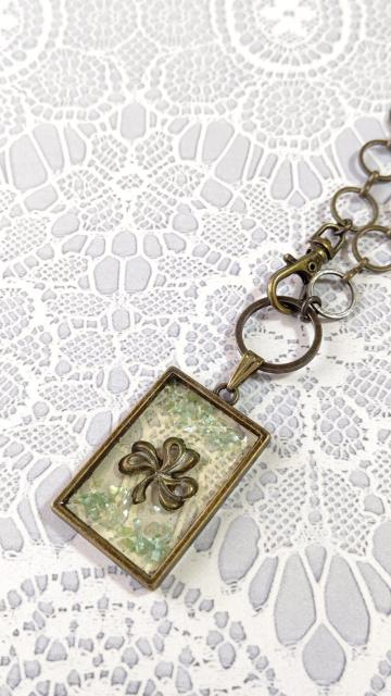 クローバーとライトグリーンのシェルのバッグチャーム  レジン  ハンドメイド < 女性ファッション  クローバーとライトグリーンのシェルのバッグチャーム  レジン  ハンドメイド < 女性ファッションの