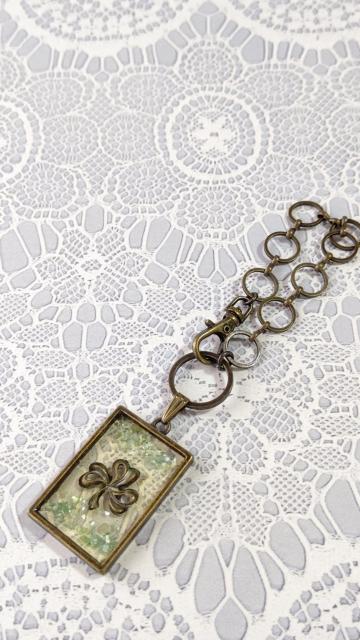 クローバーとライトグリーンのシェルのバッグチャーム  レジン  ハンドメイド < 女性ファッション  クローバーとライトグリーンのシェルのバッグチャーム  レジン  ハンドメイド < 女性ファッションの